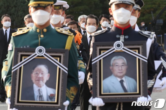 정세균 국무총리가 16일 오후 인천국제공항 제1터미널에서 열린 ‘국외안장 독립유공자 유해 봉영식’에 참석해 조종희·나성돈 지사의 영현과 유해를 뒤따르고 있다. 2020.11.16/뉴스1 © News1