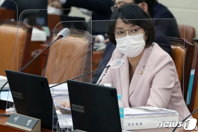 이영 국민의힘 의원이 19일 서울 여의도 국회에서 열린 정무위원회의 경제·인문사회연구회, 국토연구원 등에 대한 국정감사에서 강현수 국토연구원장에게 질의를 하고 있다. 2020.10.19/뉴스1 © News1