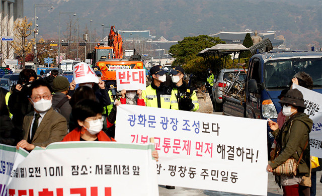 16일
 오전 서울 종로구 광화문광장에서 경제정의실천시민연합 등 시민단체와 인근 주민들이 광화문광장 재구조화 중단을 촉구하고 있다. 
이들은 앞서 서울시청 앞에서도 기자회견을 열고 광화문광장 재구조화가 시민 합의 없는 졸속 추진이라고 비난했다. 뉴스1