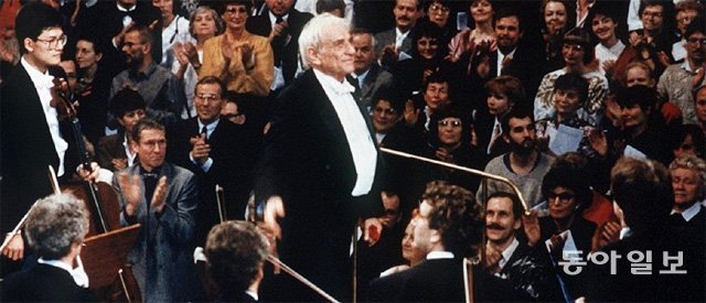 베를린장벽 붕괴 직후인 1989년 성탄절에 베를린 콘체르트하우스에서 베토벤 교향곡 9번을 지휘하는 레너드 번스타인. 당시 그는 ‘환희의 송가’ 가사를 ‘자유의 송가’로 바꾸어 연주했다. 동아일보DB
