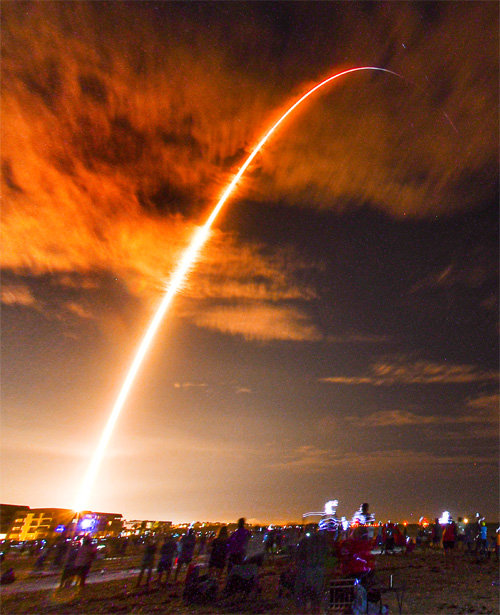 15일 오후(현지 시간) 미국 플로리다주 케네디우주센터에서 미국 민간 우주기업 스페이스X의 발사체 팰컨9이 발사되는 모습을 플로리다 해변의 군중이 지켜보고 있다. AP 뉴시스