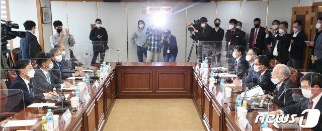 손경식 한국경영자총협회 회장을 비롯한 경총 임원들과 유동수 더불어민주당 정책위원회 수석부의장 등 공정경제 3법 TF 소속 의원들이 14일 오후 서울 마포구 경총회관에서 열린 ‘공정경제 3법(상법·공정거래법 개정안·금융그룹감독법 제정안) 정책 간담회’에서 의견을 나누고 있다. 2020.10.14/뉴스1 © News1