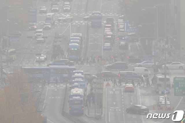 수도권과 충청권, 전북지역을 중심으로 초미세먼지 농도가 ‘높음’ 수준을 보이는 16일 오전 서울 종로구 도심 일대가 뿌옇다. 2020.11.16 © News1