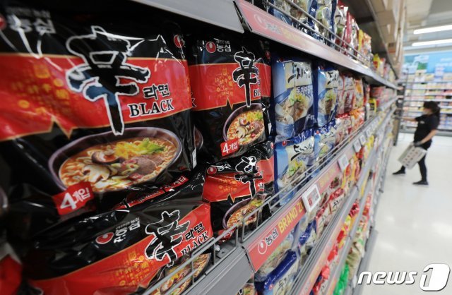 ‘신라면’ 브랜드가 기존의 K푸드 열풍과 더불어 신종 코로나바이러스 감염증(코로나19) 확산에 따른 간편식품 수요 증가와 맞물리면서 미국 시장에서 눈에 띄는 성과를 나타내고 있다. 특히 최근 뉴욕타임즈가 세계에서 가장 맛있는 라면으로 선정한 ‘신라면 블랙’의 미국 상반기 매출은 1350만 달러로 전년 대비 49% 성장했다. 2020.7.13/뉴스1 © News1