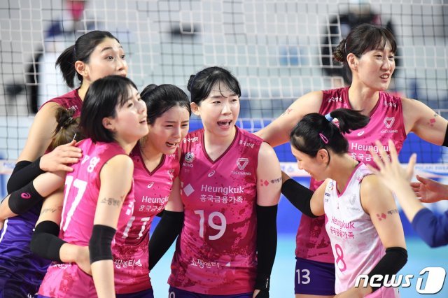 흥국생명 김미연.(가운데)이 팀 동료들과 함께 기뻐하고 있다. (한국배구연맹 제공)