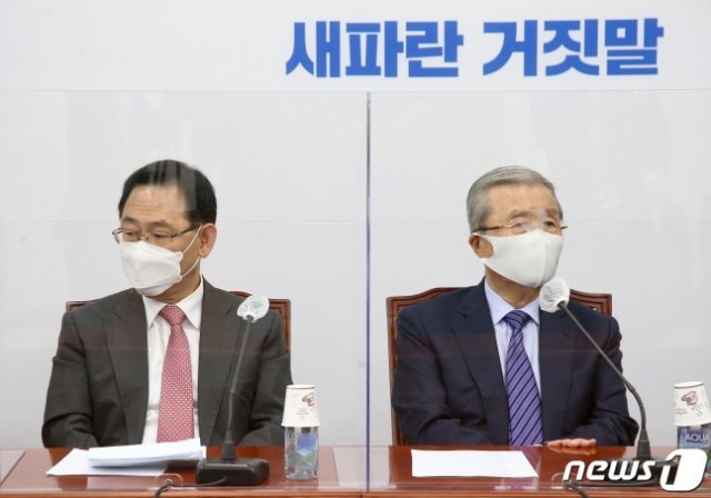김종인 국민의힘 비대위원장(오른쪽)과 주호영 원내대표.