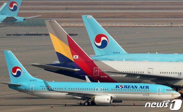 16일 인천국제공항 주기장에 대한항공과 아시아나항공 여객기가 이륙준비를 하고 있다. 2020.11.16/뉴스1 © News1