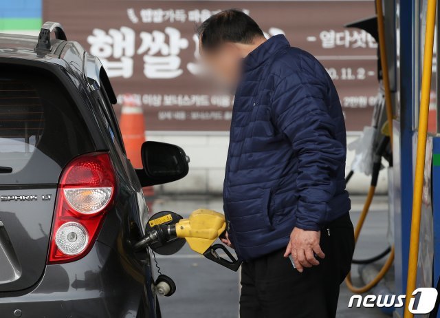 전국 주유소 기름값이 12주 연속 하락하며 안정세를 이어갔다. 사진은 15일 오전 서울의 한 주유소에서 시민들이 차량에 주유하고 있는 모습. 2020.11.15/뉴스1 © News1