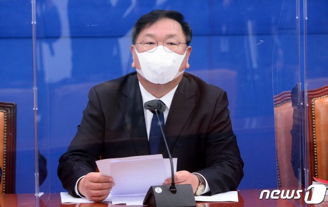 김태년 더불어민주당 원내대표가 17일 서울 여의도 국회에서 열린 원내대책회의에서 모두발언을 하고 있다. 2020.11.17/뉴스1 © News1