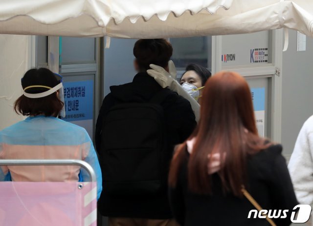 신종 코로나바이러스 감염증(코로나19) 신규 확진자가 나흘 연속 200명대를 기록한 17일 서울 중구 국립중앙의료원에 마련된 선별진료소에서 시민들이 검체 검사를 받고 있다./뉴스1 © News1