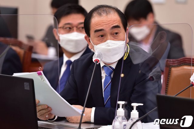 태영호 국민의힘 의원이 23일 국회에서 열린 외교통일위원회의 통일부 등에 대한 종합 국정감사에서 질의를 하고 있다. 2020.10.23/뉴스1 © News1