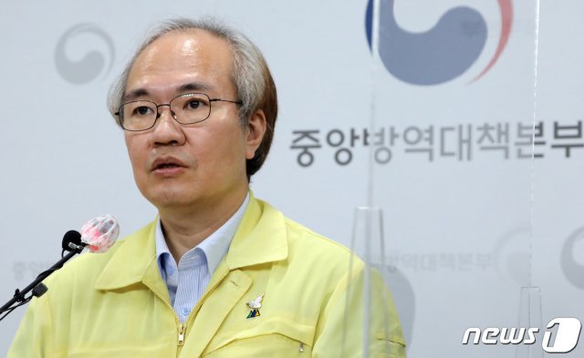 권준욱 중앙방역대책본부 부본부장이 충북 청주시 질병관리본부 브리핑실에서 열린 코로나19 국내발생현황 브리핑을 하고 있다./뉴스1 © News1