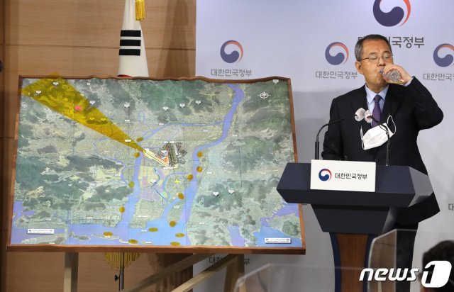 김수삼 김해신공항 검증위원장이 17일 오후 서울 종로구 정부서울청사 브리핑룸에서 김해신공항 검증위원회 검증 결과 발표를 마친 뒤 물을 마시고 있다. 2020.11.17/뉴스1 © News1