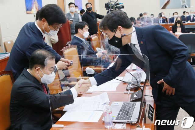 이원욱 위원장(오른쪽)과 박성중 국민의힘 간사가 지난 12일 오후 서울 여의도 국회에서 열린 과학기술정보방송통신위원회 전체회의에서 악수를 하고 있다.  © News1