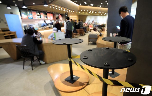 17일 오후 서울의 한 커피전문점에 테이블 간격을 넓히기 위해 일부 테이블과 의자가 치워져 있다. 2020.11.17/뉴스1 © News1