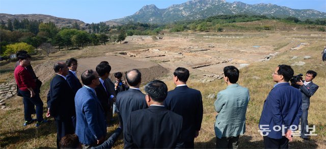 2015년 북한 개성에서 남한과 북한 역사학자 등이 광복 70주년을 기념해 고려 왕궁 터이자 유네스코 세계문화유산인 만월대 발굴 현장을 둘러보는 모습. 분단 이후 남한과 북한의 역사 이론 및 교육은 크게 달라졌다.  동아일보DB