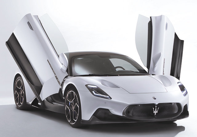 마세라티가 새롭게 공개한 슈퍼 스포츠카 ‘MC20’가 특유의 버터플라이 도어를 열고 있는 모습. 마세라티 제공