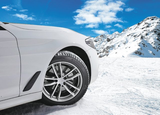 금호타이어의 대표 겨울용 타이어 중 최고급 제품인 윈터크래프트 WP72. 깊은 블록 형태의 패턴과 사이프, 배수를 위한 넓은 그루브(홈)를 지닌 것이 특징이다.