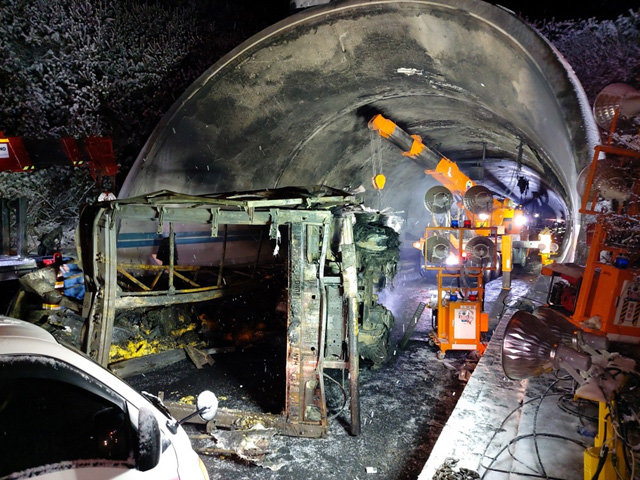 2월 17일 벌어진 순천∼완주고속도로 사매2터널 연쇄 추돌사고 현장에서 새카맣게 탄 화물차가 길에 쓰러져 있다. 한국도로공사 제공