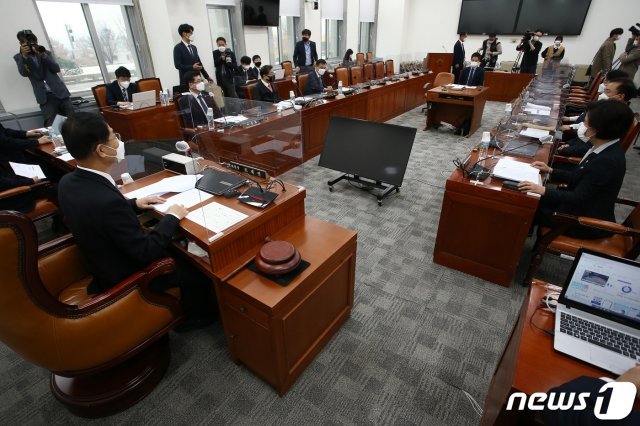 조재연 고위공직자범죄수사처(공수처)장 후보추천위원회위원장이 13일 서울 여의도 국회에서 공수처장 후보 추천위원회 2차 회의를 주재하고 있다. 2020.11.13/뉴스1 © News1