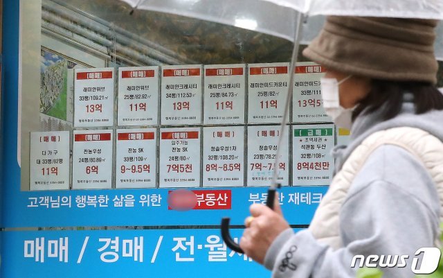 서울의 한 아파트 단지 부동산 정보란에 전세매물 품귀현상을 보이고 있다.© News1