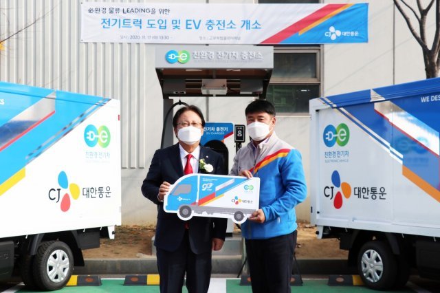 박근희 CJ대한통운 대표가 전기트럭을 전달하고 있다. © 뉴스1