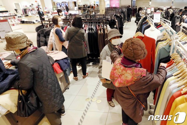 2020코리아세일페스타가 개막한 1일 오전 서울 중구 롯데백화점을 찾은 고객들이 ‘힘내요! 대한민국 코리아패션마켓 시즌2’ 행사장에서 의류를 살펴보고 있다. 전국 17개 광역시·도가 지원하는 이번 행사는 오는 15일까지 2주간 온·오프라인에서 동시에 열리며 올해는 작년보다 많은 1,633개 업체가 참여해 역대 최대 규모로 진행된다. 2020.11.1 © News1