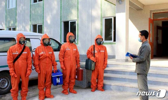 신종 코로나바이러스 감염증(코로나19) 비상 방역사업을 진행하는 북한 노동자들. (평양 노동신문=뉴스1)