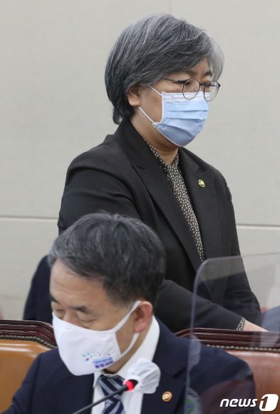 박능후 보건복지부 장관과 정은경 질병관리청장이 4일 오후 서울 여의도 국회에서 열린 보건복지위원회 전체회의에 참석하고 있다. 2020.11.4/뉴스1 © News1