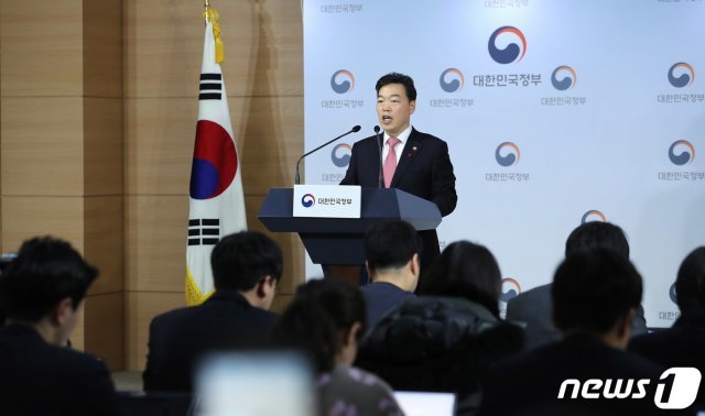 김오수 법무부차관이 지난해 12월30일 오전 서울 세종대로 정부서울청사에서 2020년 신년 특별사면 관련 발표를 하고 있다. 2019.12.30/뉴스1 © News1