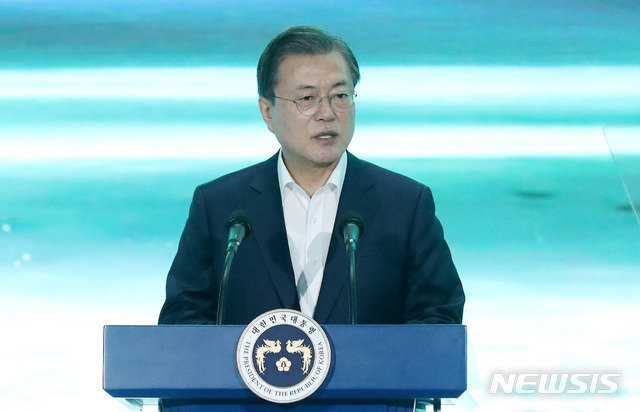 문재인 대통령이 18일 인천 연수구 송도에 있는 연세대 국제캠퍼스에서 열린 ‘대한민국 바이오산업’에 참석해 발언을 하고 있다. 사진=뉴시스