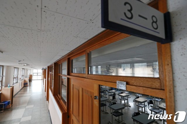 수능 특별방역 기간 시작을 하루 앞둔 18일 경기 수원시 소재 한 고등학교에서 신종 코로나바이러스 감염증(코로나19) 예방을 위해 원격수업이 진행되는 3학년 교실이 비어있다./뉴스1 © News1