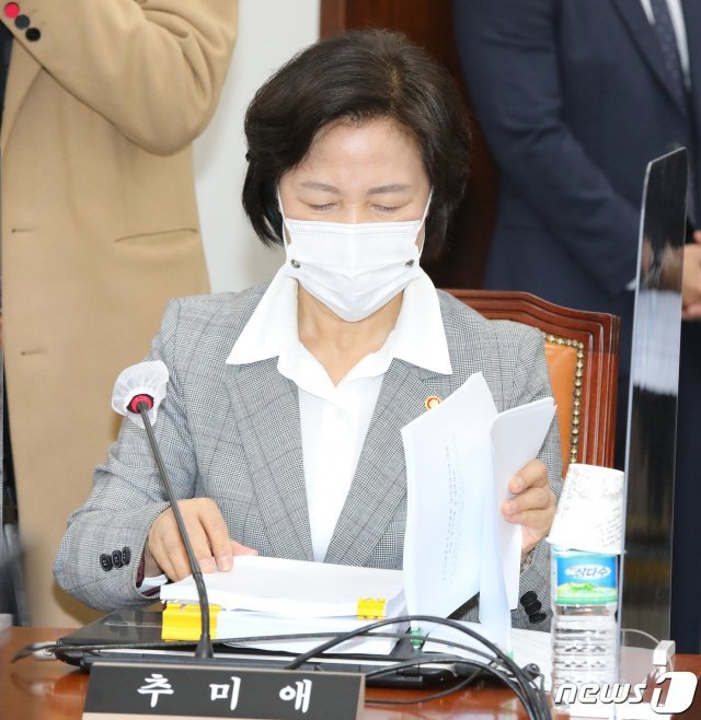 추미애 법무부 장관이 18일 서울 여의도 국회에서 열린 공수처장후보자추천위원회 3차회의에 참석해 자료를 살펴보고 있다. 2020.11.18/뉴스1 © News1