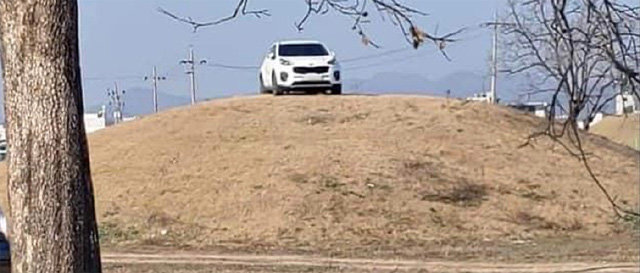 15일 오후 경북 경주시 황남동 쪽샘지구 고분 위에 흰색 SUV가 정차해 있다. 페이스북 게시물 캡처