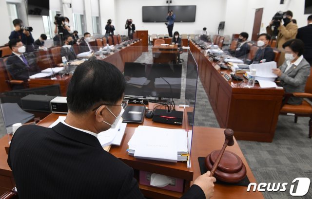 조재연 공수처장후보추천위원장이 18일 오후 서울 여의도 국회에서 열린 공수처장후보자추천위원회 3차 회의에서 의사봉을 두드리며 개의를 선언하고 있다. 2020.11.18/뉴스1 © News1