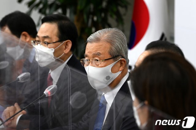 김종인 국민의힘 비대위원장이 19일 오전 서울 여의도 국회에서 열린 비상대책위원회의에서 모두발언을 하고 있다. 2020.11.19/뉴스1 © News1