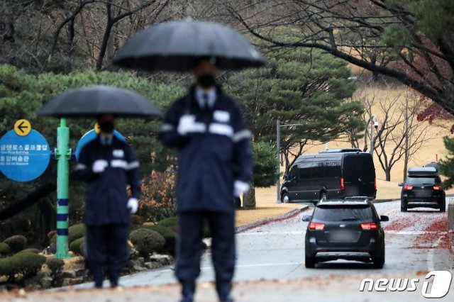 이재용 삼성전자 부회장과 가족들이 탑승한 차량 행렬이 19일 오전 경기도 용인시 호암미술관 인근 선영에서 열린 삼성그룹 창업주  호암 이병철 선대 회장의 33주기 추도식 참석을 위해 이동하고 있다. 2020.11.19/뉴스1