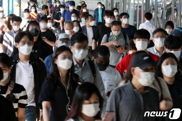 서울 구로구 지하철 1·2호선 신도림역 출근길(자료사진) 2020.9.14/뉴스1 © News1