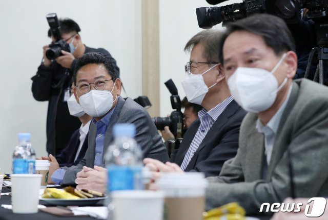 지난 4월 긴급 이사회에서 10개 프로야구단 사장들이 신종 코로나바이러스 감염증(코로나19)로 연기된 시즌 개막 및 주요 사안을 논의하고 있다. 2020.4.21 © News1