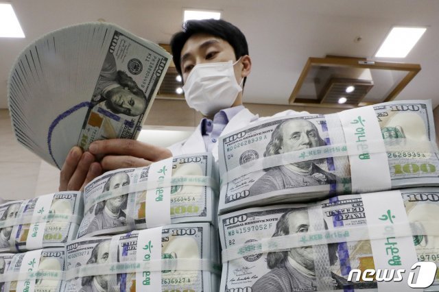 4일 서울 중구 하나은행 위변조대응센터에서 직원이 달러를 정리하고 있다. 2020.11.4 © News1