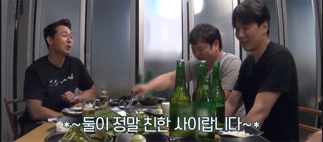 ‘바닷길 선발대’에서 출연자들이 여행을 떠나기 전 회식을 하며 즐겁게 이야기를 나누고 있다. tvN 제공