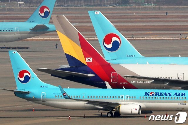 16일 인천국제공항 주기장에 대한항공과 아시아나항공 여객기가 이륙준비를 하고 있다. 2020.11.16/뉴스1 © News1