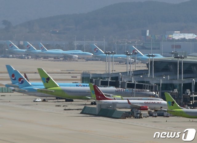 인천국제공항 활주로에 항공기들이 계류돼 있다. 뉴스1 © News1