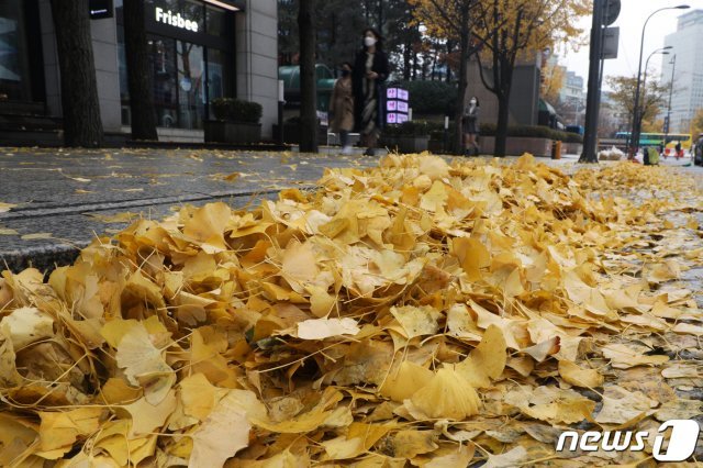 전국적으로 가을비가 내린 18일 오전 서울 청계광장에서 출근길 시민들이 발걸음을 재촉하고 있다. 이날 기상청에 따르면 곳곳에서 내리기 시작한 비는 중부 지방(강원 영동 제외)과 전남, 경남, 제주에서 낮 동안 소강상태를 보이다가 밤에는 전국 대부분 지역으로 확대될 것으로 예보했다. 2020.11.18/뉴스1 © News1