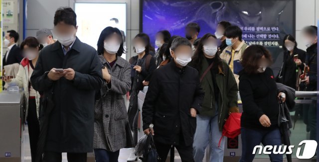 수도권 거리두기가 1.5단계로 격상된 19일 서울 광화문 일대에서 마스크를 쓴 시민들이 출근길을 나서고 있다. 2020.11.19 © News1