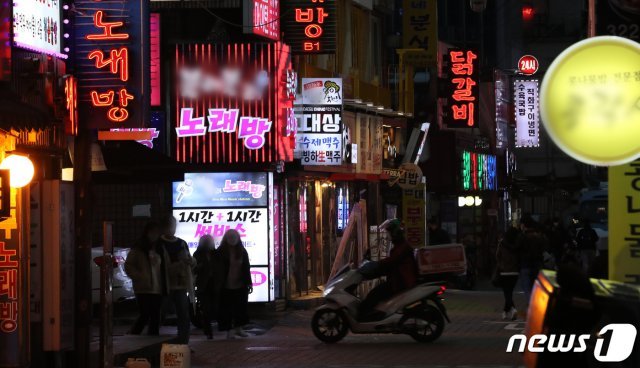 19일 오후 서울 서대문구 신촌 연세로를 찾은 시민들이 길을 거닐고 있다. 2020.11.19 © News1