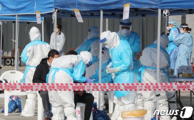 20일 오전 확진자가 발생한 제주 서귀포시 대정읍 영어교육도시 내 한 국제학교의 재학생들이 학교에 마련된 워킹스루 진료소에서 검체검사를 받고 있다.2020.11.20 /뉴스1 © News1