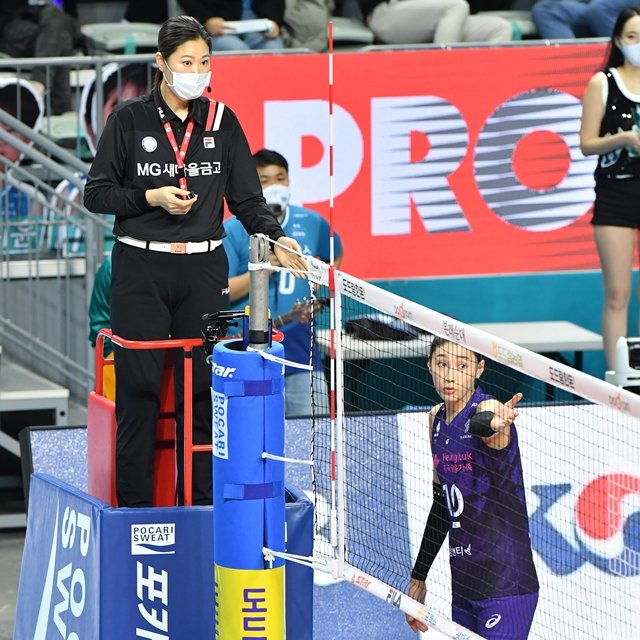 강주희 심판(왼쪽)과 흥국생명 김연경. 한국배구연맹(KOVO) 제공