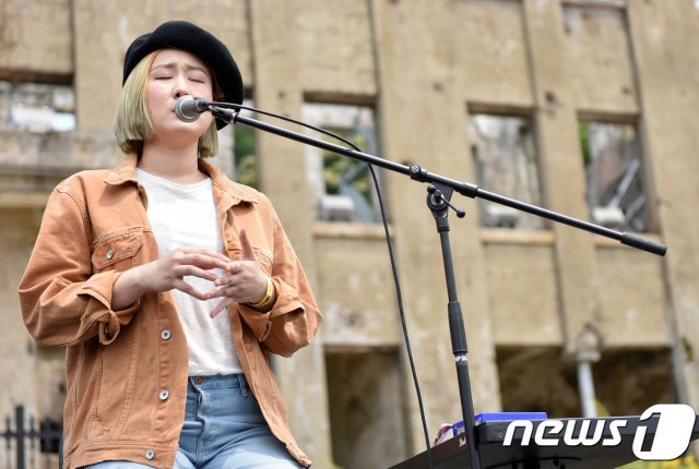 가수 선우정아가 23일 강원 철원군 노동당사에서 열린 ‘제1회 DMZ 피스트레인 뮤직페스티벌’에서 공연을 하고 있다. (DMZ 피스트레인 사무국 제공) 2018.6.24