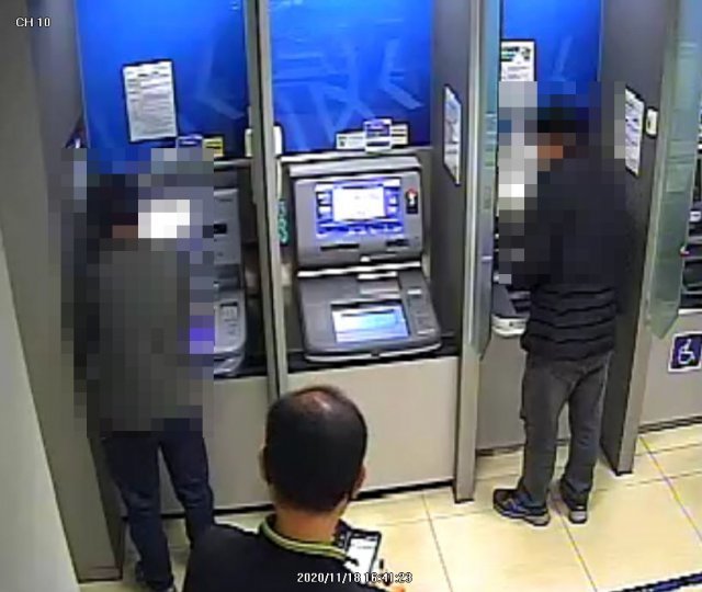 18일 오후 4시쯤 부산 사하구 다대지구대 한 팀장이 보이스피싱 송금책을 수상히 여겨 현장에서 붙잡았다.(부산경찰청 제공) /© 뉴스1